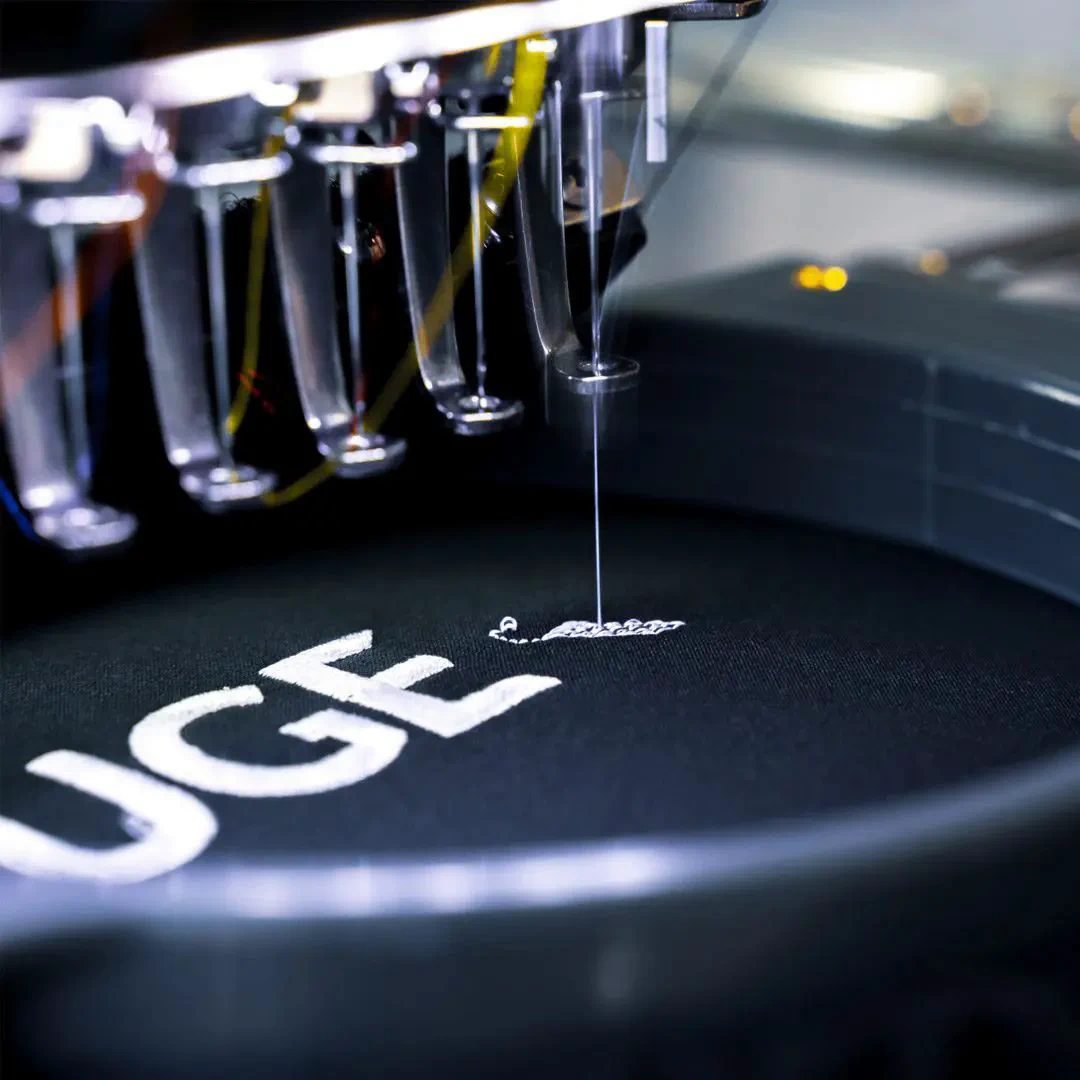 Máquina de bordado profesional personalizando un uniforme