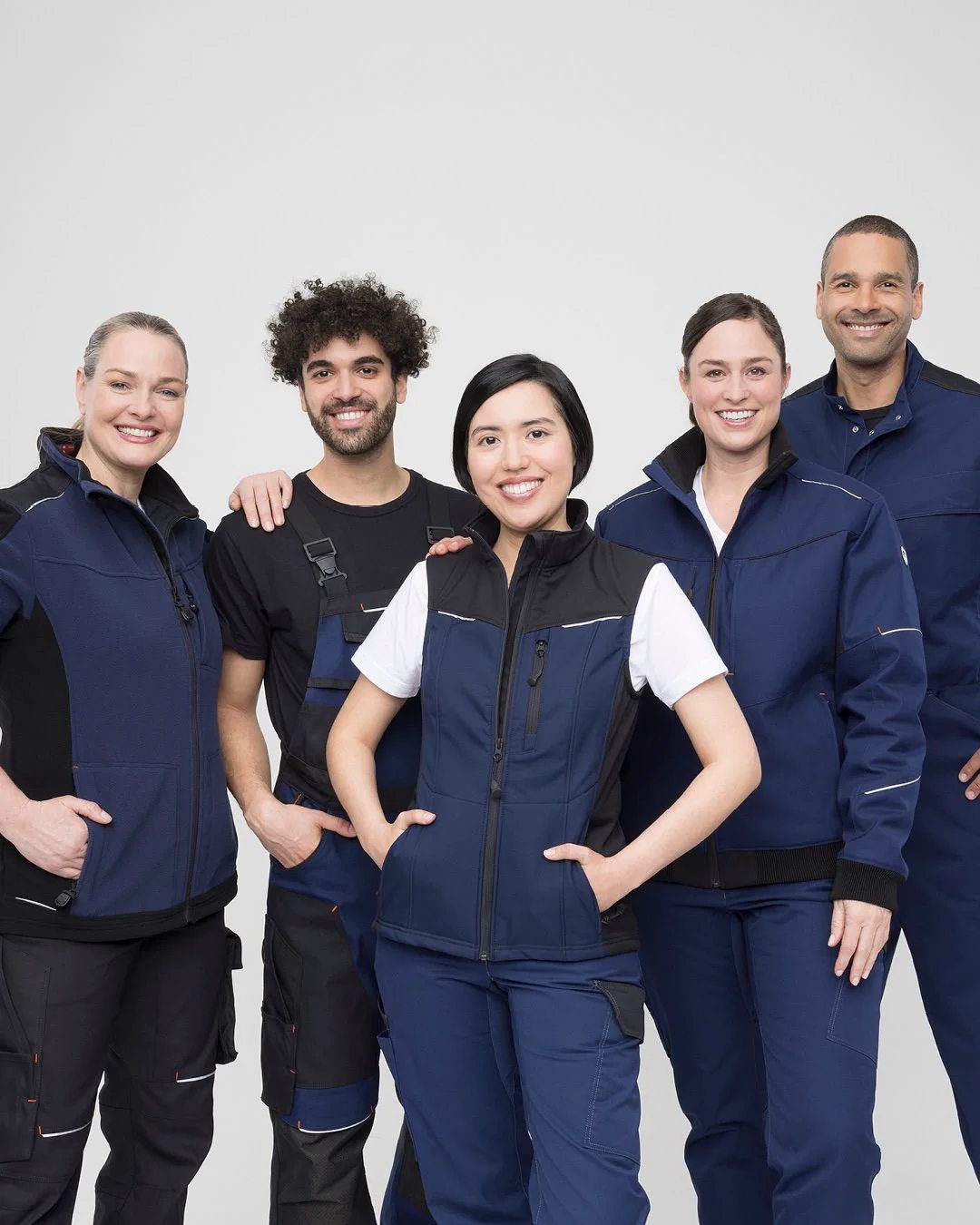 Equipo con uniformes técnicos e industriales